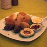 Le stuzzicherie tipiche comprendono la coxinha (crocchette ripiene di pollo), la kibe (palline di farina araba con manzo e menta), l�empadinha (tartelle di pasta frolla ripiene con formaggio o gamberi) e il bolinho de bacalhau (crocchette di patate e baccal�)